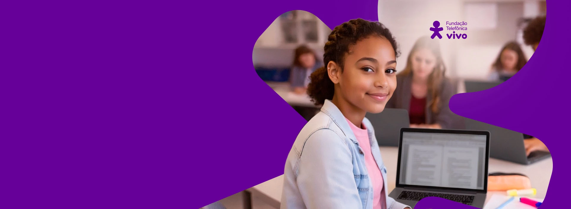 Imagem de menina sentada em frente ao notebook e sorrindo. Com logo Fundação Telefônica Vivo.